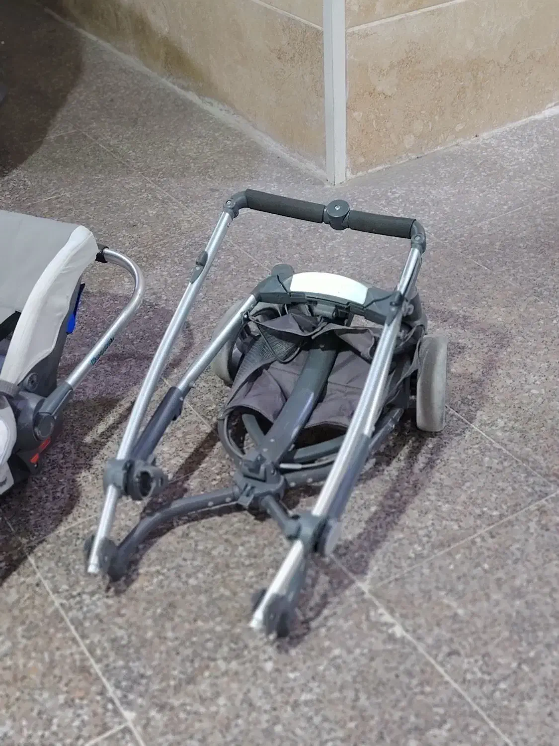 کالسکه  دو طرفه آلمانی و کریر|کالسکه و لوازم جانبی|شیراز, فرهنگ شهر|دیوار