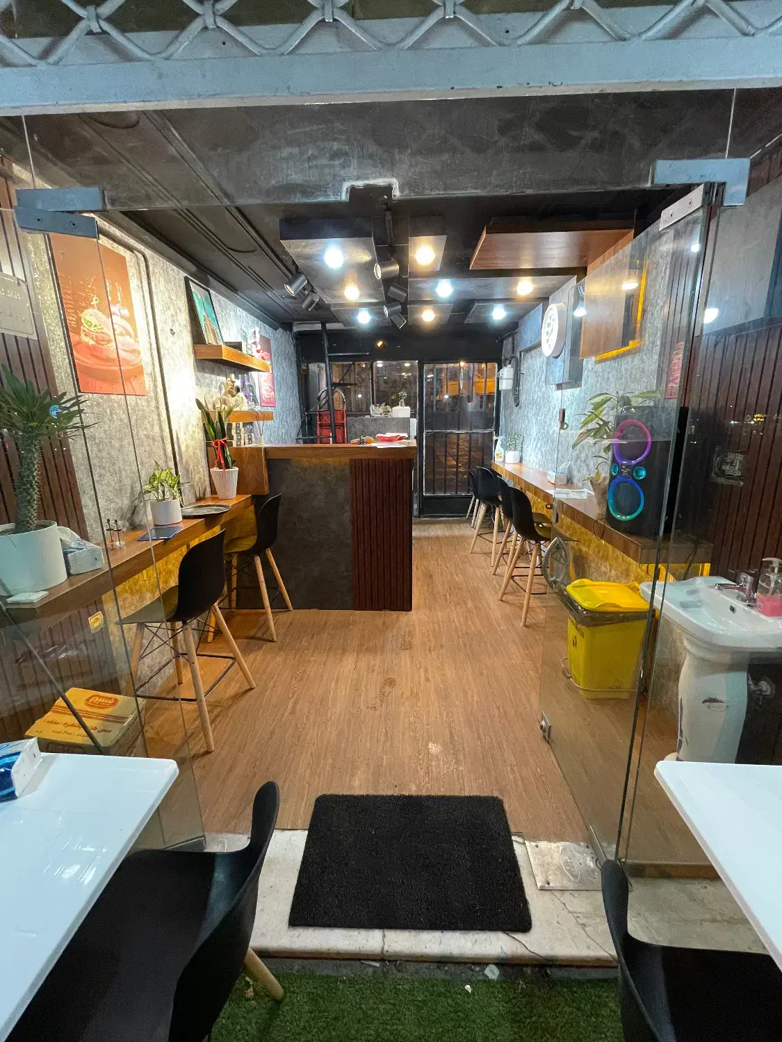 اجاره مغازه دوکله دور استخر|اجارهٔ مغازه و غرفه|لاهیجان, شیشه گران|دیوار