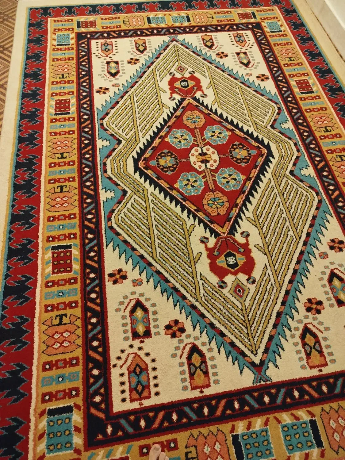 ۲تا قالی ۶متری و همراه ۲تاقلیچه کرم|فرش|ایذه, |دیوار