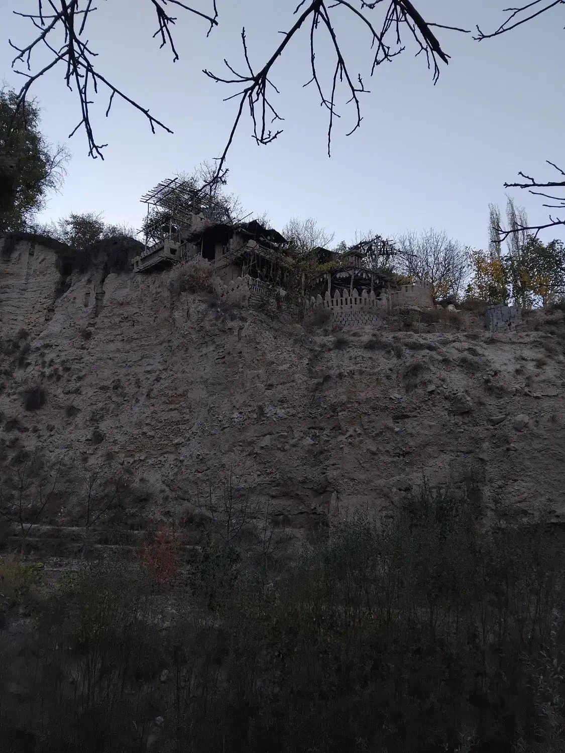 کیف گم شده در شیروان|اشیا|شیروان (خراسان), |دیوار