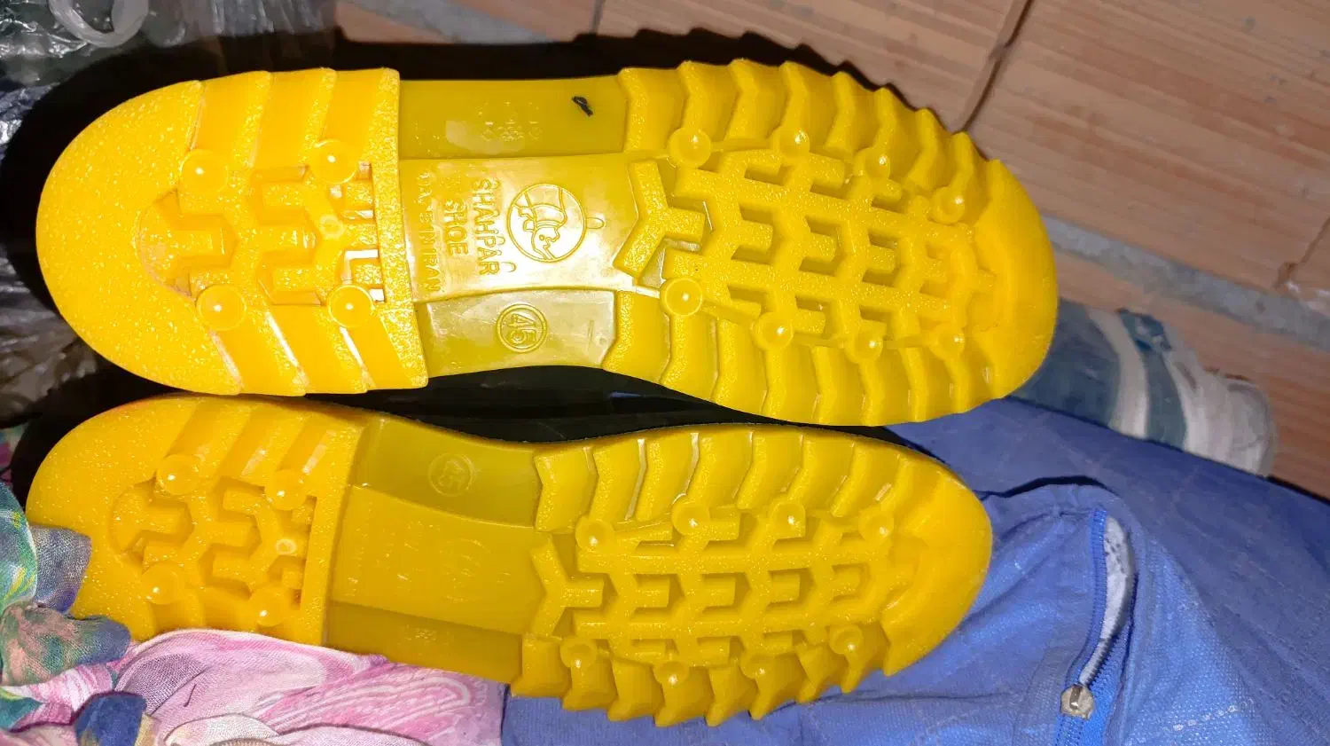 دو عدد چکمه|کیف، کفش، کمربند|آق قلا, |دیوار