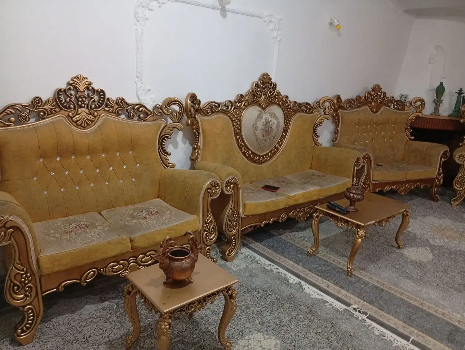 یک دست مبل سلطنتی ۹نفره با سه عدد میز عسلی|مبلمان خانگی و میز عسلی|محمودآباد, |دیوار