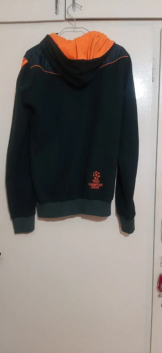 سوئیشرت اسپرت|لباس|ری, جوانمرد قصاب|دیوار