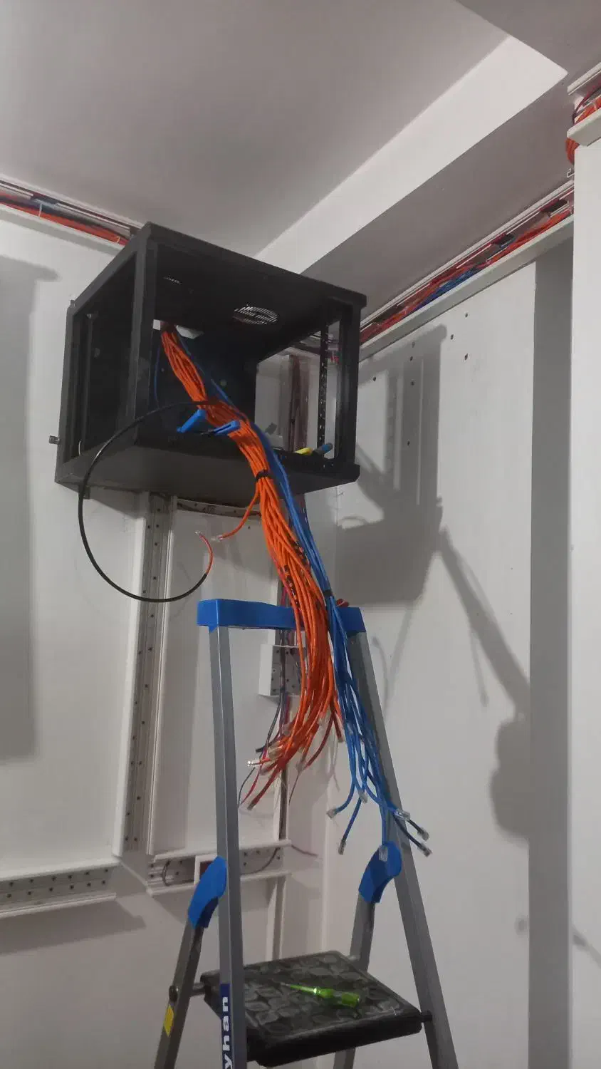 نصب تعمیر دوربین مداربسته ملایر/جوکار/خنداب/زنگنه|خدمات پیشه و مهارت|ملایر, |دیوار