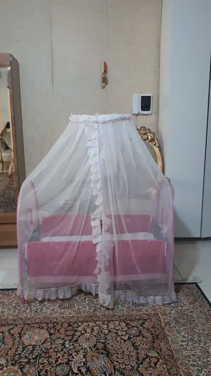 گهواره صورتی|تخت و صندلی بچه|پرند, فاز ۴|دیوار