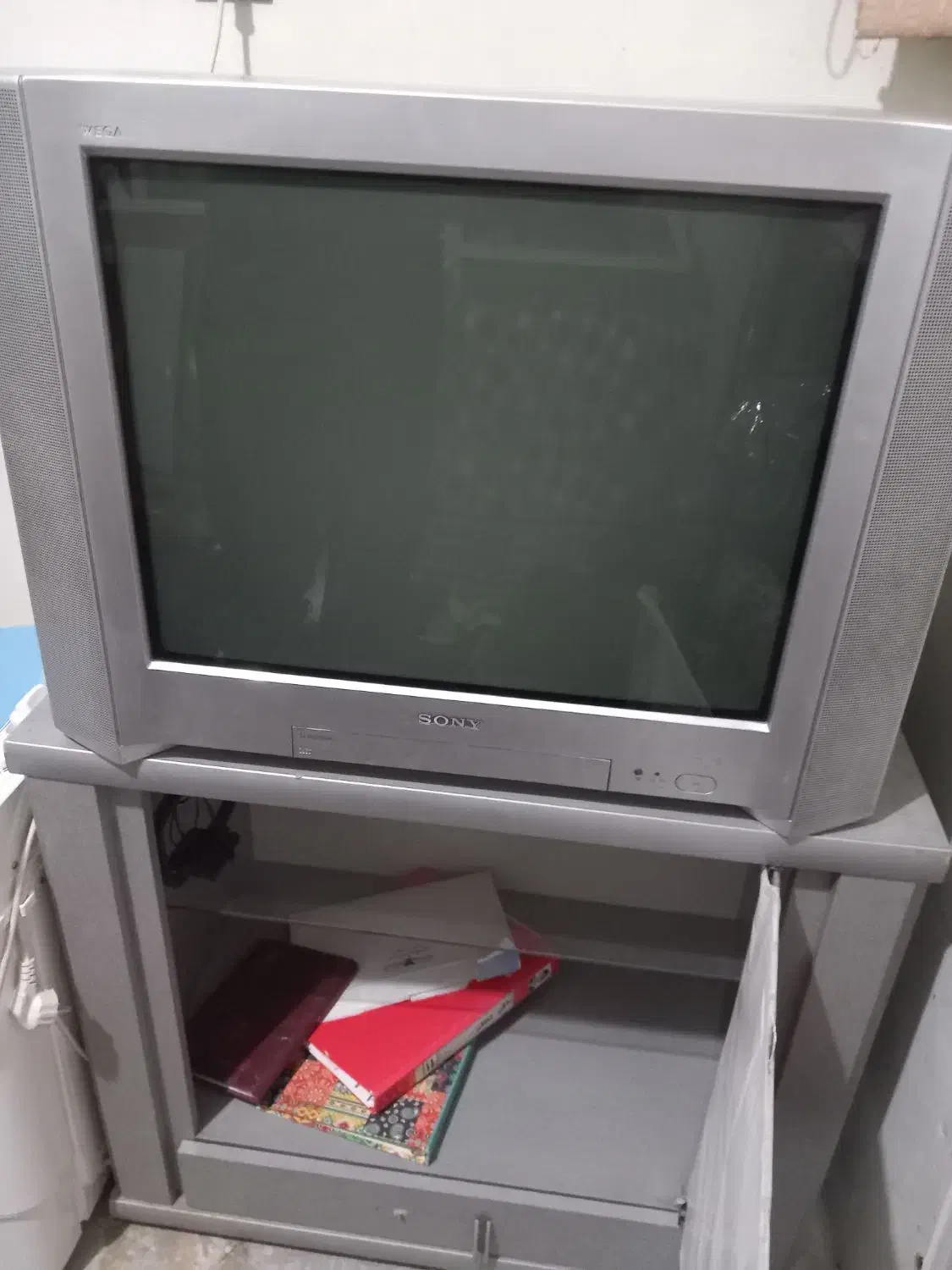 تلویزیون سونی ۳۲ اینچ همراه میز تلویزیون|تلویزیون و پروژکتور|اصفهان, مسجد مصلی|دیوار