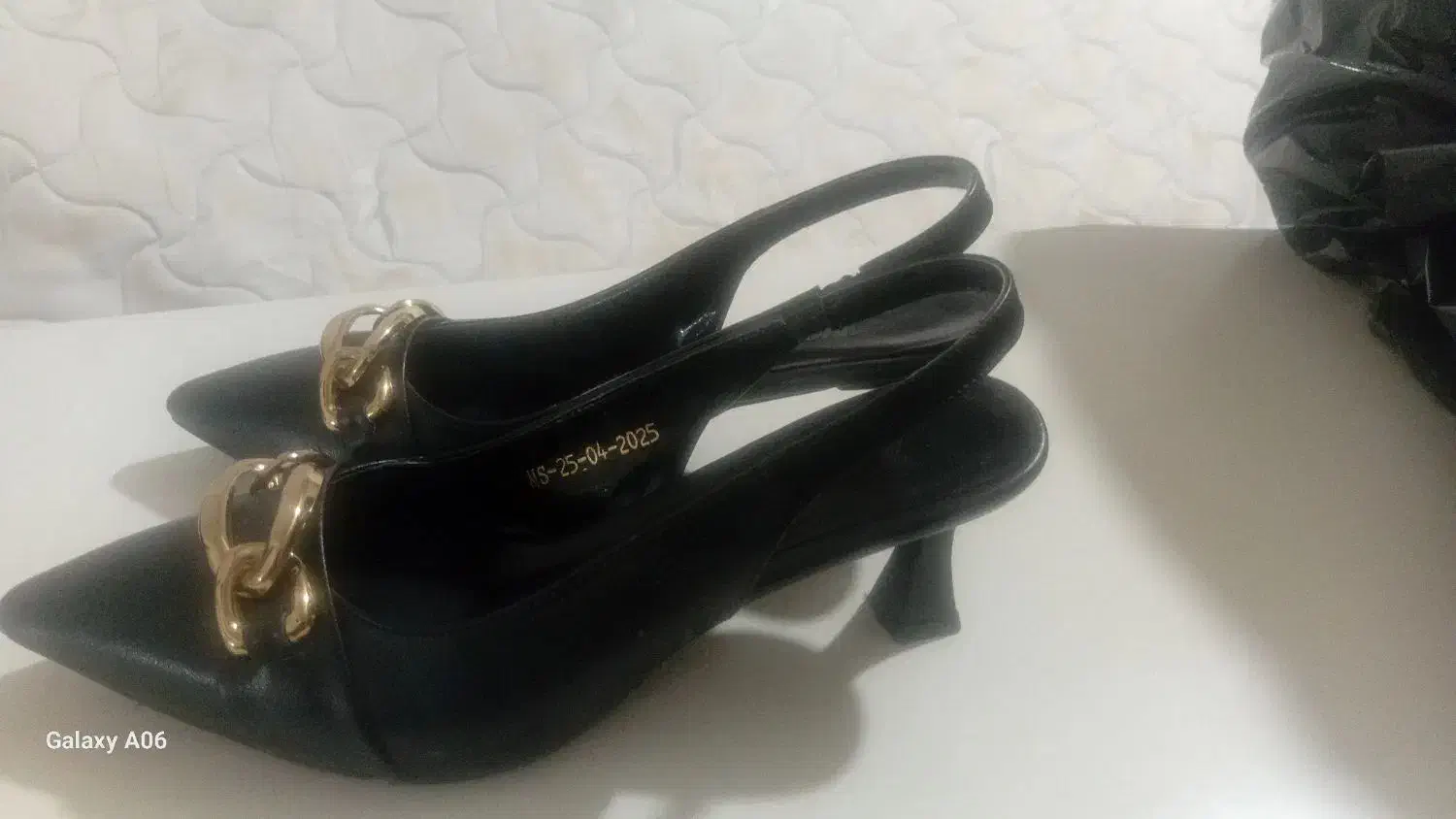 کفش مجلسی|کیف، کفش، کمربند|نیشابور, ده حلاج|دیوار