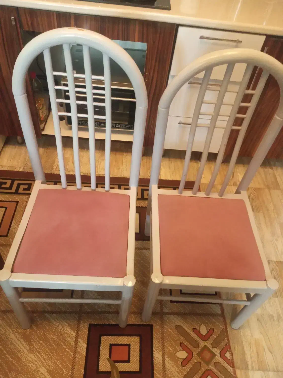 دوعددصندلی|میز و صندلی غذاخوری|شاهین‌شهر, خانه کارگر|دیوار