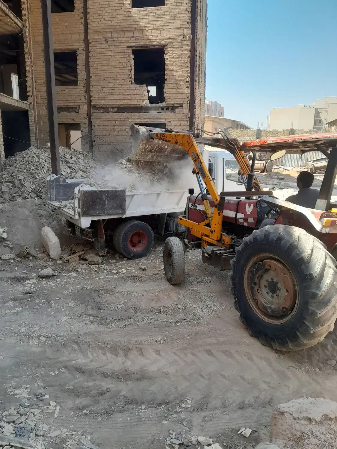 حمل نخاله وپخش مصالح ساختمانی شبانه روزی|خدمات حمل و نقل|اهواز, شهرک رزمندگان|دیوار