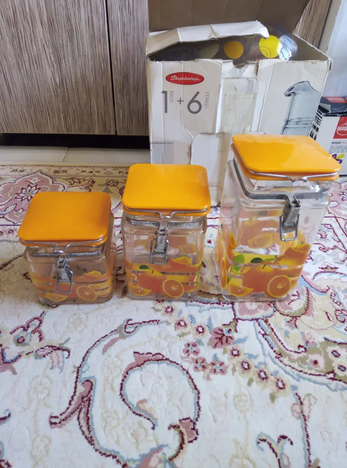 تعدادی ظرف|ظروف سرو و پذیرایی|شهرکرد, |دیوار