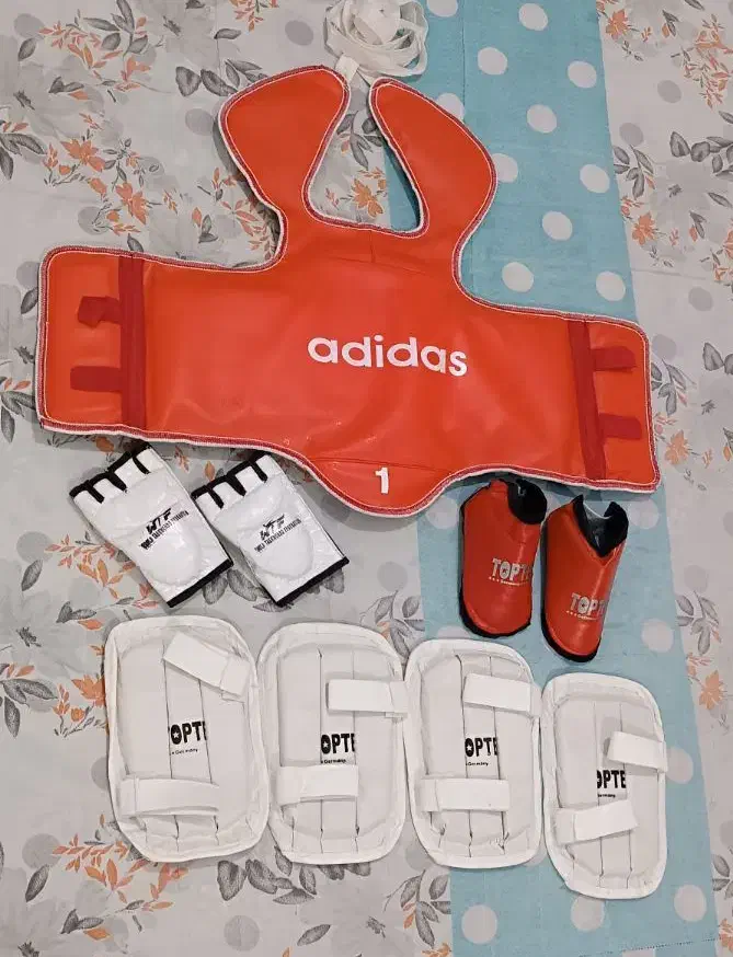 ۹تیکه لوازم تکواندو|کفش و لباس بچه|رشت, معلولین|دیوار