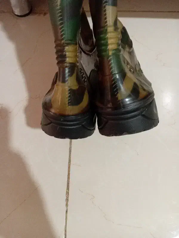 چکمه ی پلنگی بچگانه|کفش و لباس بچه|رشت, پیرکلاچای|دیوار