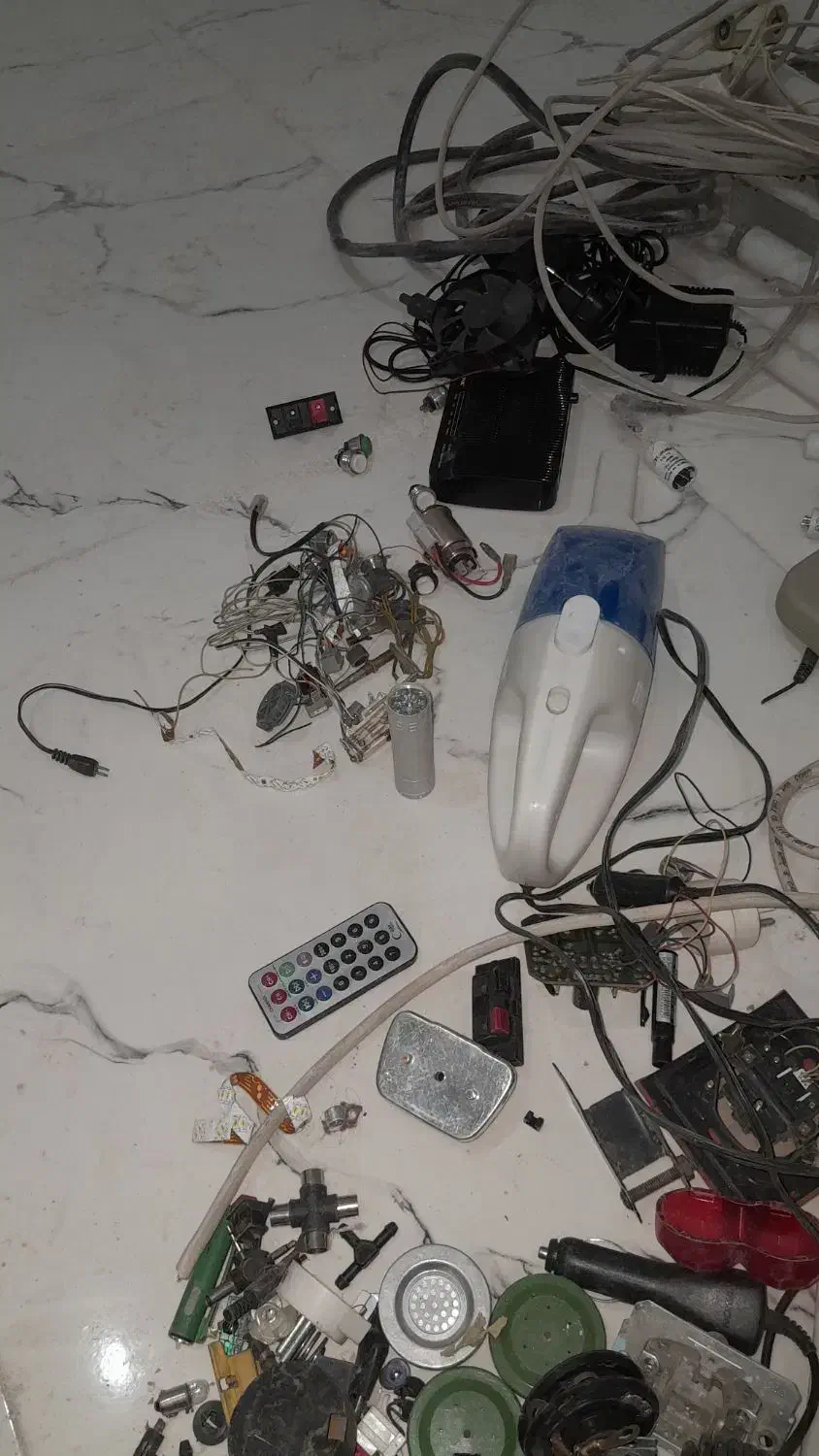 لامپ. مهتابی. مودم باسیم.شارژروغیره|لامپ و چراغ|قم, هنرستان|دیوار