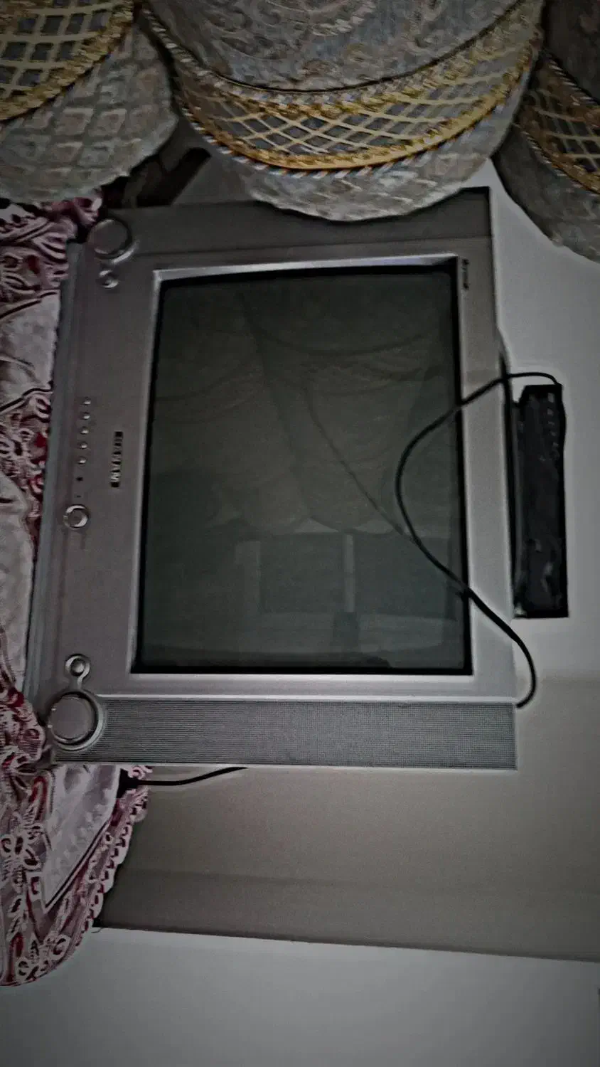 تلویزیون 21 اینچ به همراه دیجیتال و میز چوبی|تلویزیون و پروژکتور|زاهدان, |دیوار