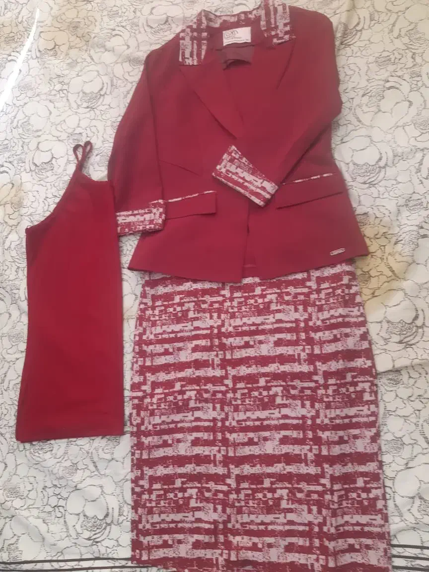 کت ودامن نو عنابی|لباس|اندیشه, اندیشه فاز ۱|دیوار