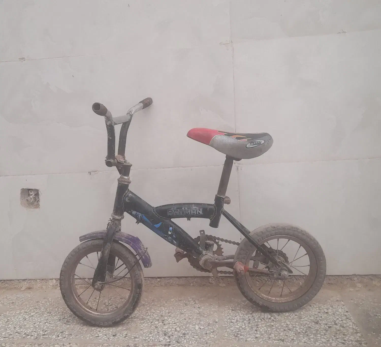 دوچرخه نو|دوچرخه، اسکیت، اسکوتر|نیمروز, |دیوار