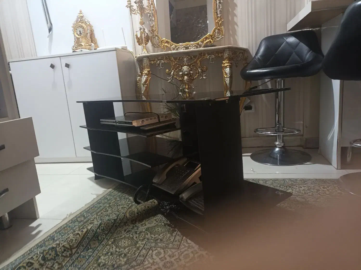 یک عدد میز زیر تلویزیون شیشه ای|میز تلویزیون|تهران, پرواز|دیوار