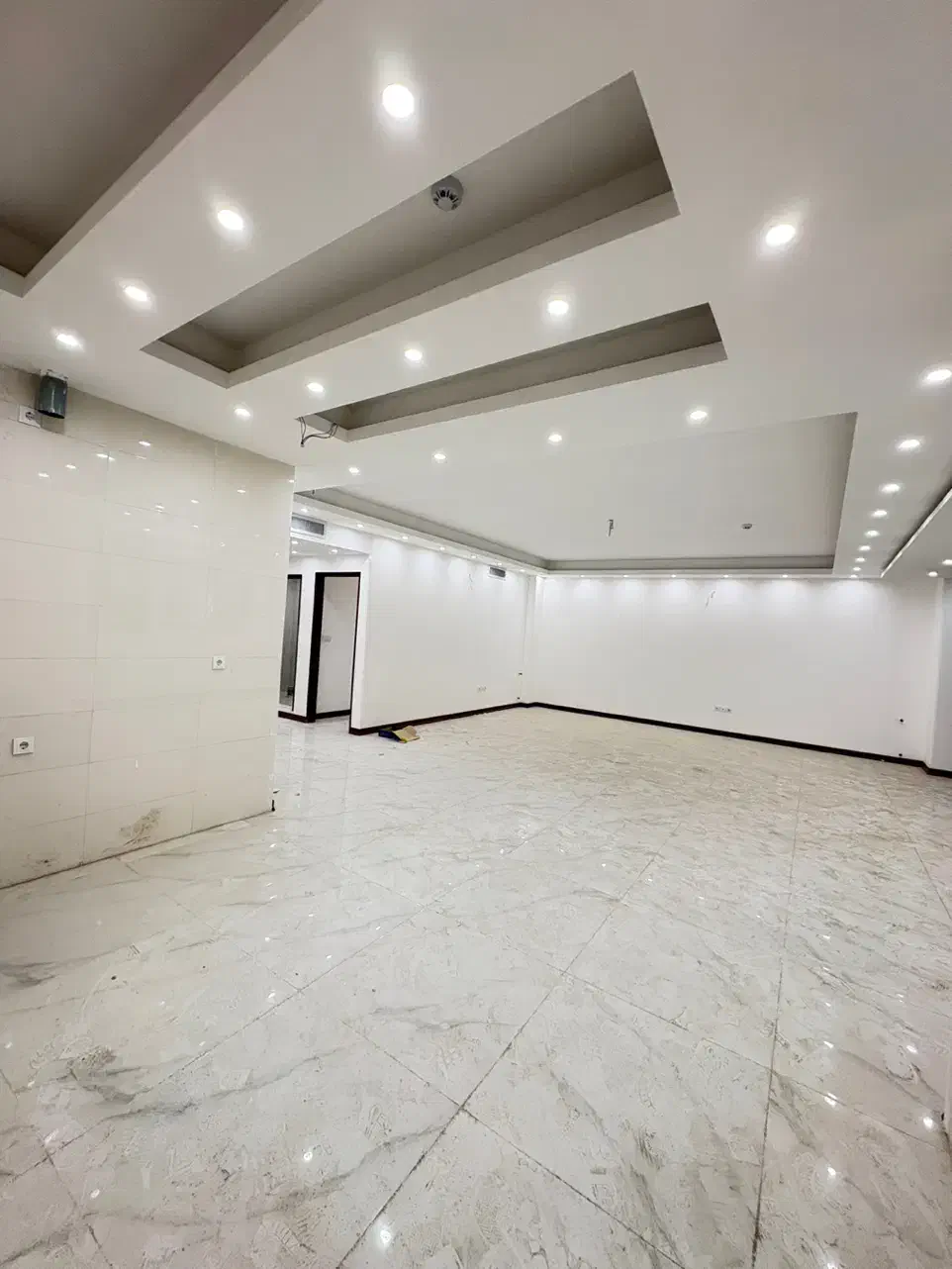 ۱۳۷متـر سه خوابه/کلید نخورده/ مطبخ دار/ بلوار حکیم|فروش آپارتمان|قم, باغ کرباسی|دیوار