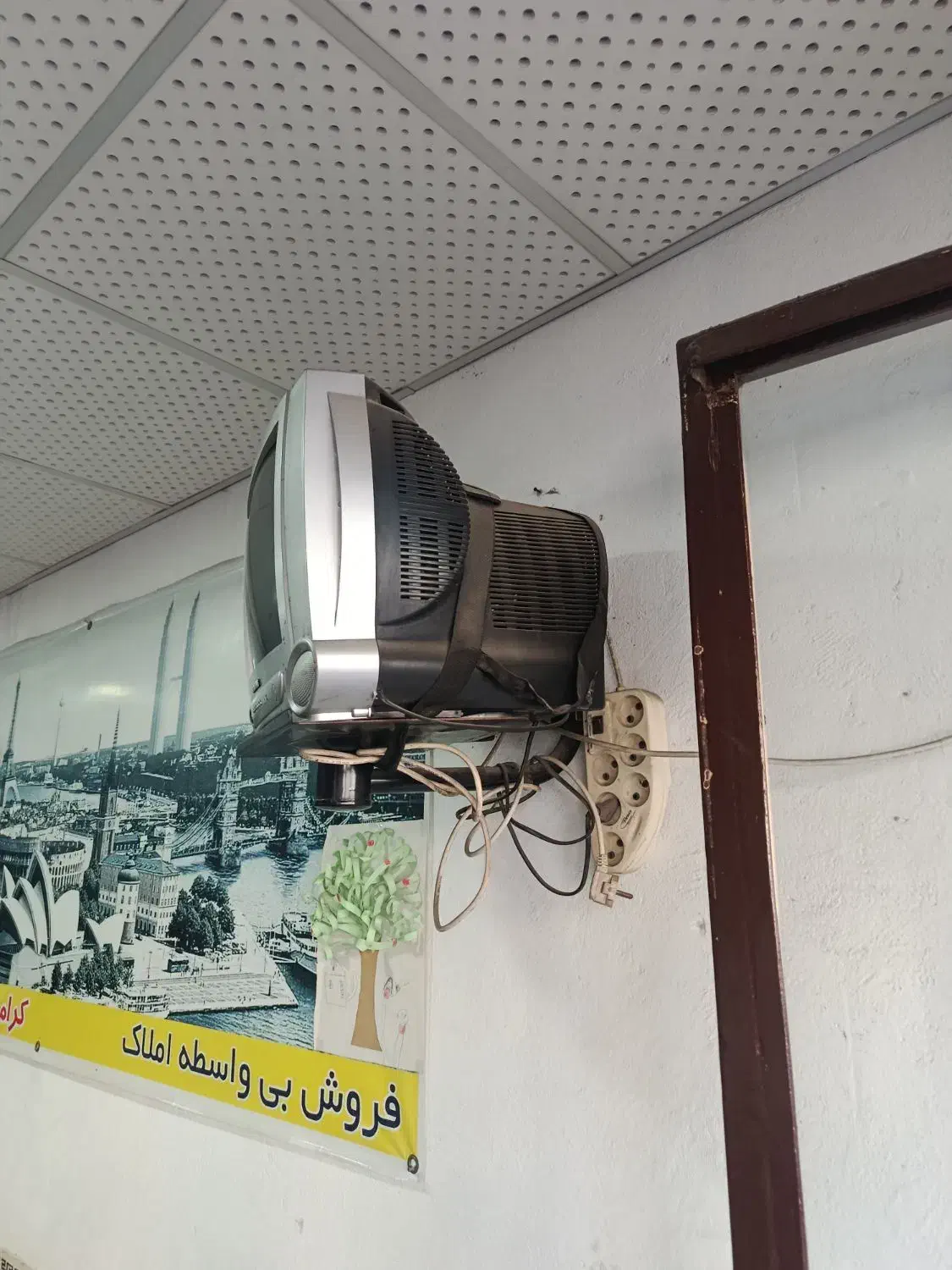 تلویزیون 14 با پایه دیوارکوب|تلویزیون و پروژکتور|مینودشت, |دیوار