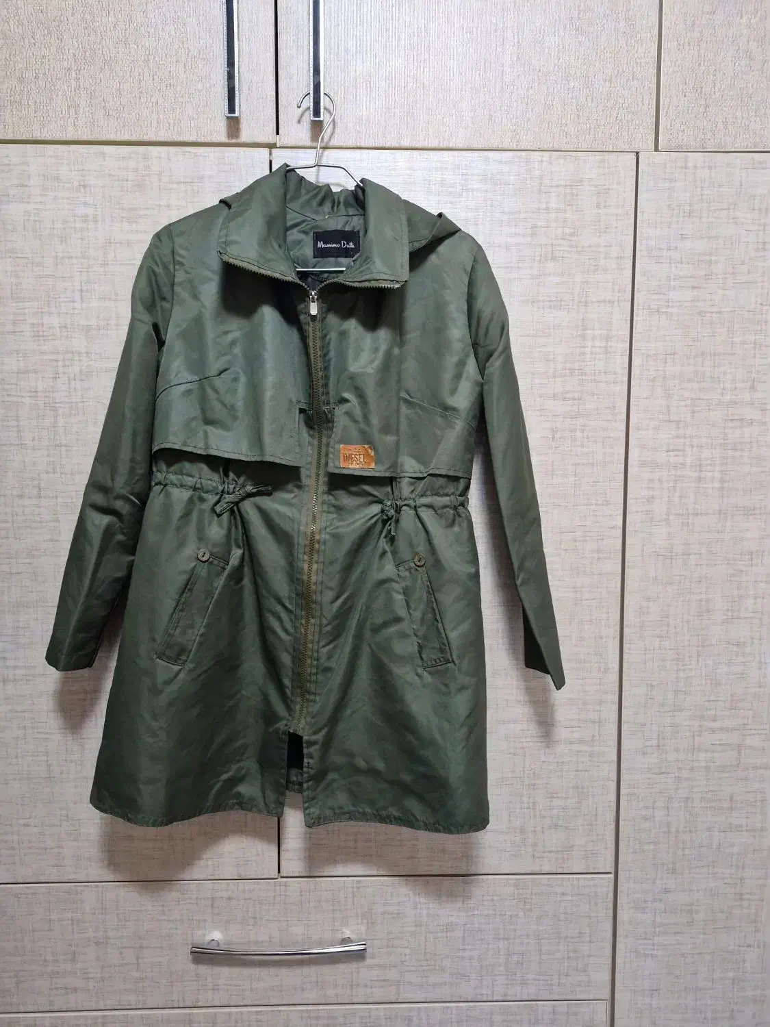 تعدادی کاپشن و بارانی بسیار گرم|لباس|رشت, یخسازی|دیوار