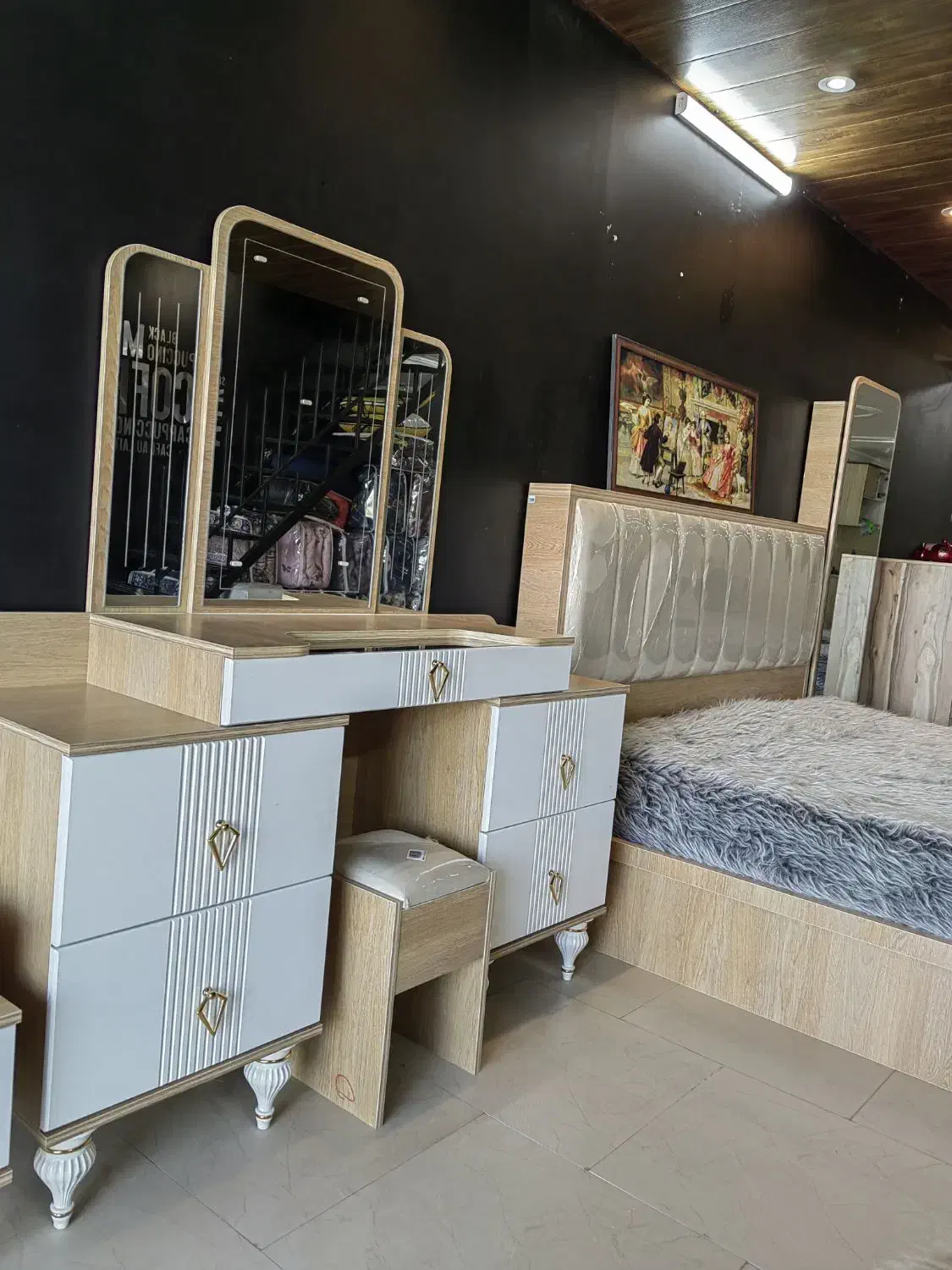 تعدادی تخت به دلیل تغییر دکور|تخت و سرویس خواب|یزد, |دیوار