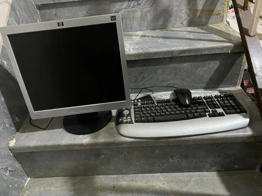مانیتور hp L1706|قطعات و لوازم جانبی رایانه|شیراز, شهرک کوشکک|دیوار