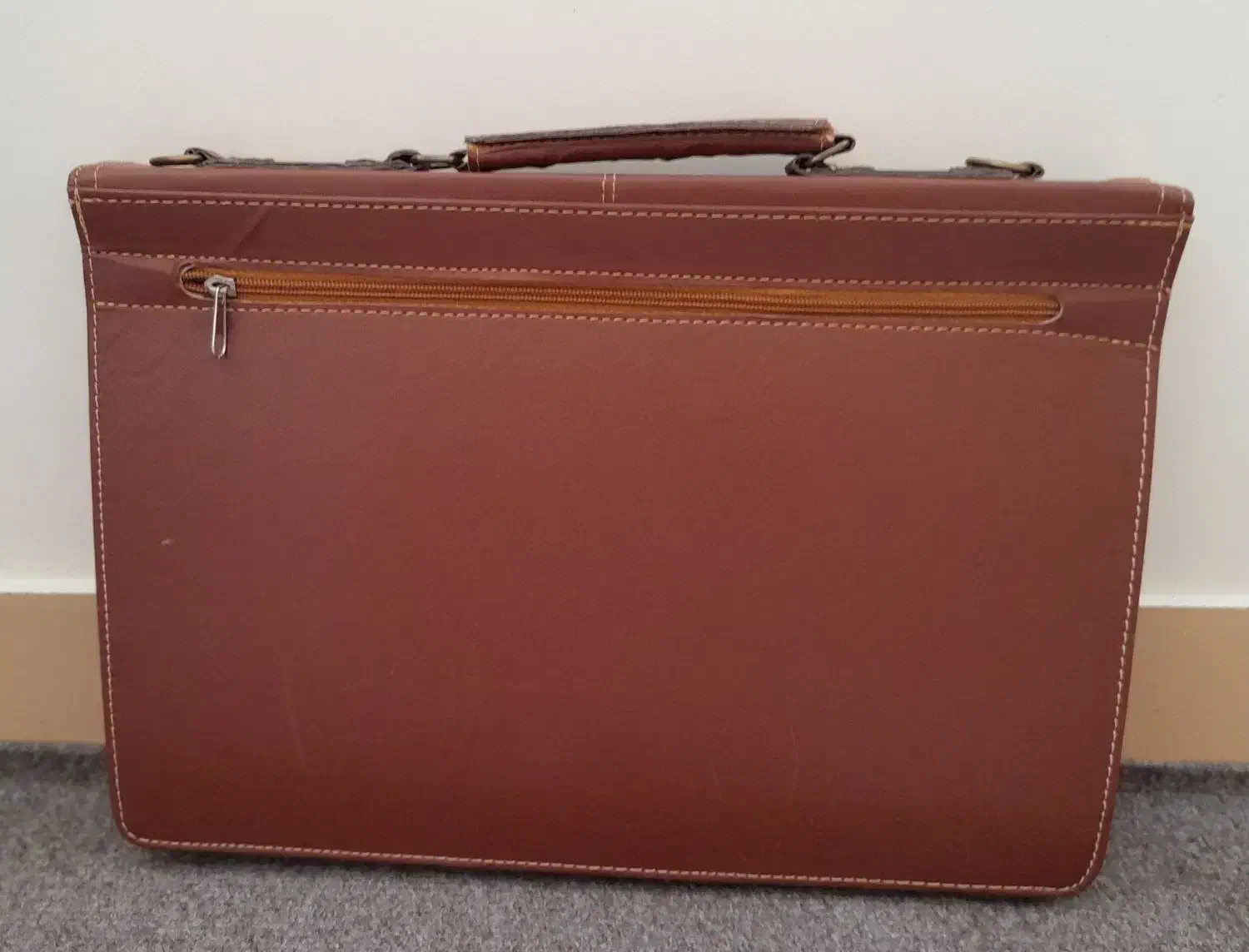 کیف اداری|کیف، کفش، کمربند|فردیس, نیروگاه برق|دیوار