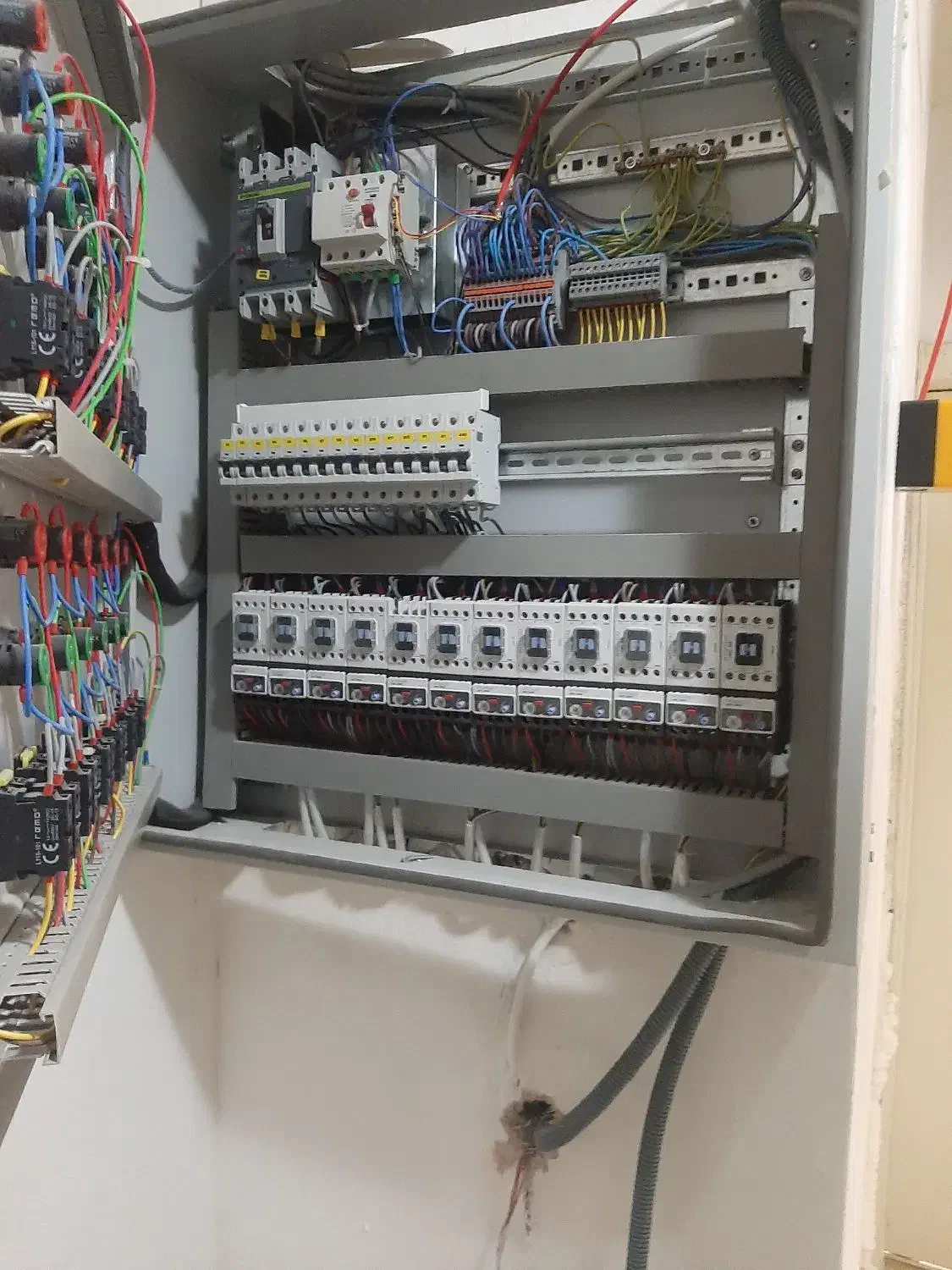 سیم کشی و برقکاری|خدمات پیشه و مهارت|خوی, |دیوار