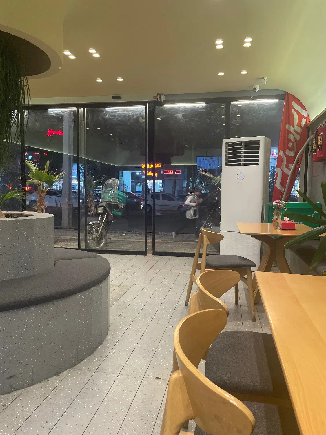 نیروی آشپز خانه صبح و شب و کانتر شب|استخدام خدمات فروشگاه و رستوران|شیراز, شهرک جماران|دیوار