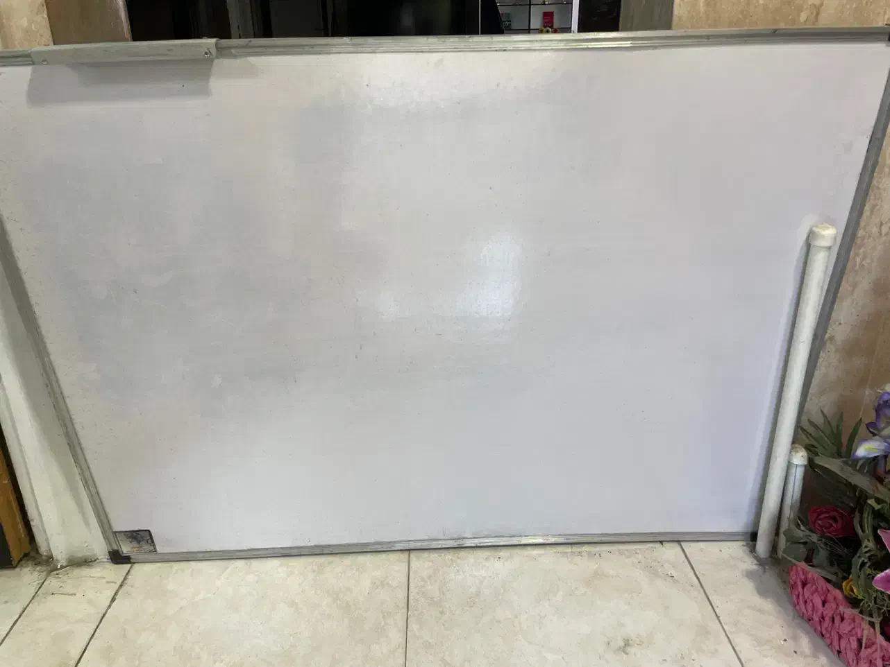 تعدادی صندلی دانشجویی|صندلی و نیمکت|چالوس, |دیوار