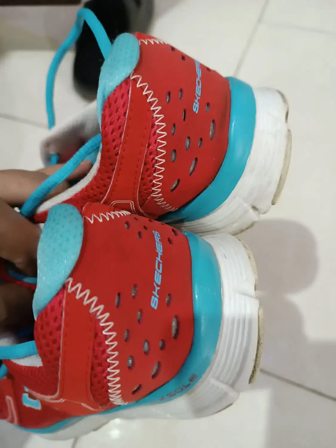 کتونی|کیف، کفش، کمربند|کن, |دیوار