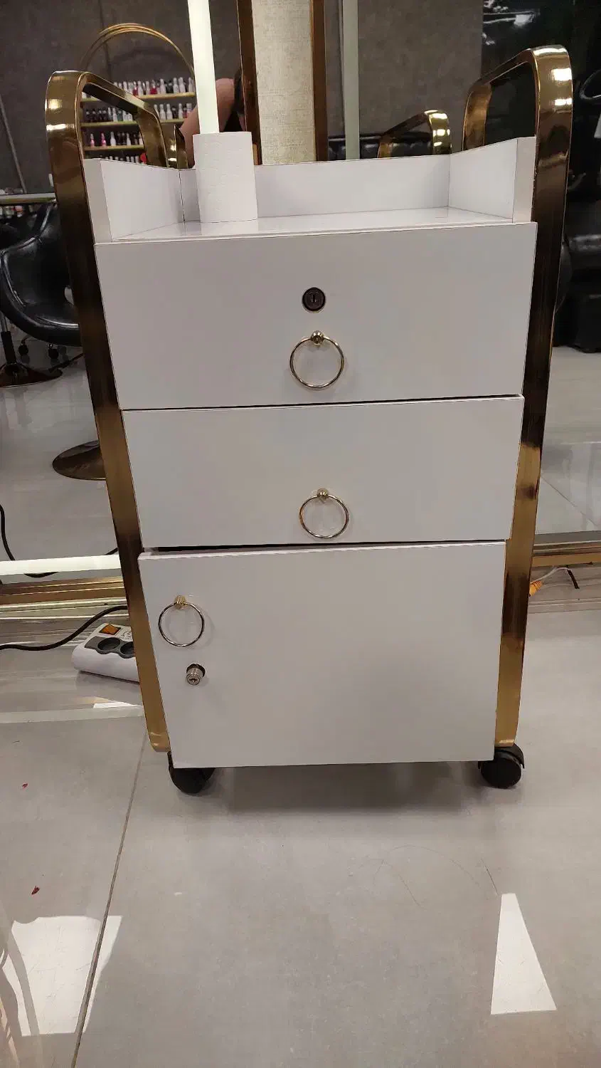 ترولی آرایشگاهی در حد نو قیمت عالی|آرایشگاه و سالنهای زیبایی|تهران, بلوار کشاورز|دیوار