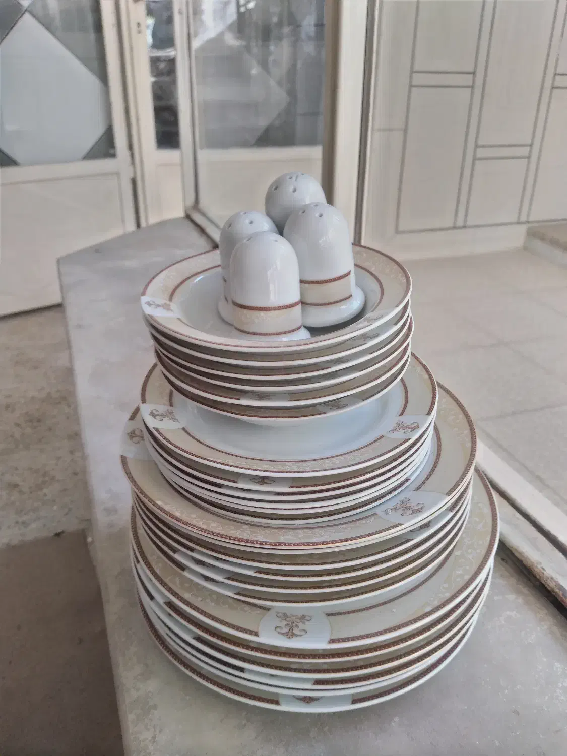 ظرف پذیرایی|ظروف سرو و پذیرایی|نجف‌آباد, قلعه سفید|دیوار