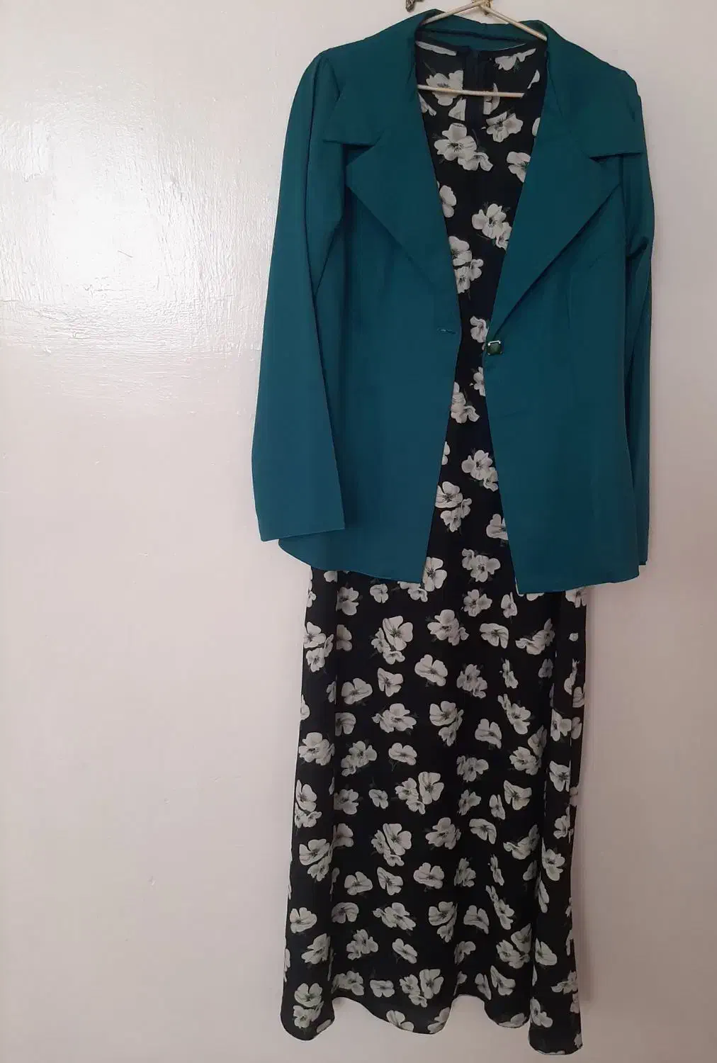 تعدادی لباس نو|لباس|نهاوند, |دیوار