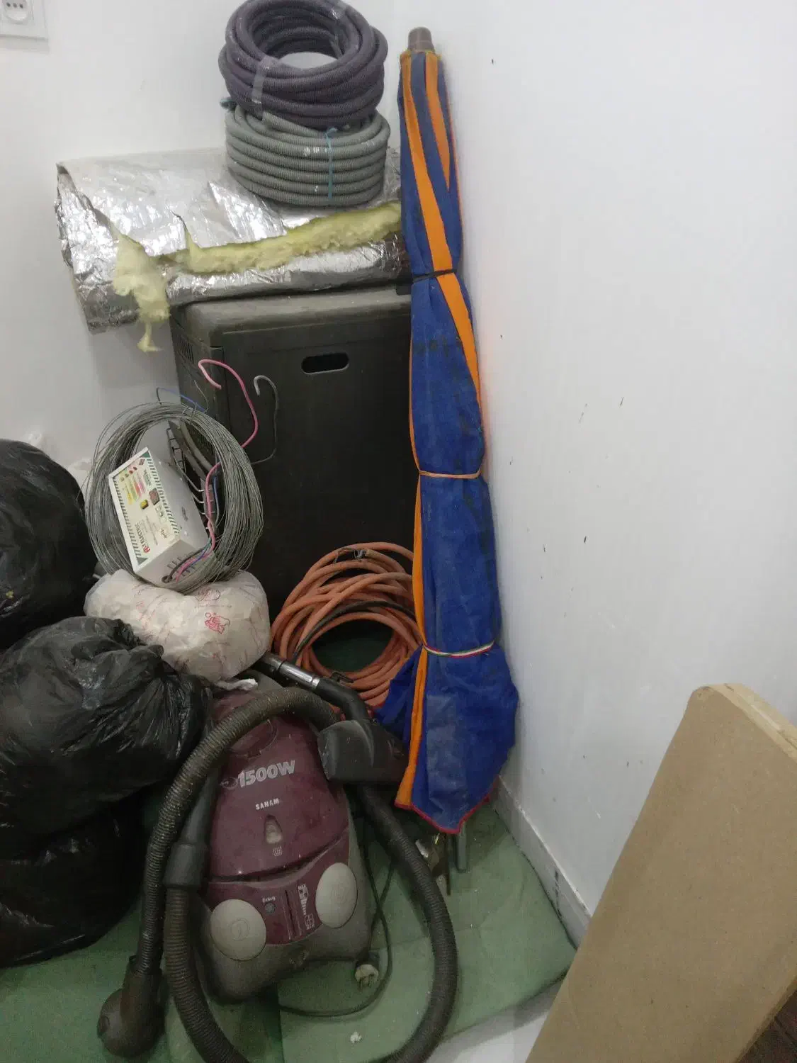 جاروبرقی|جاروبرقی، جارو شارژی، بخارشو|اهرم, |دیوار