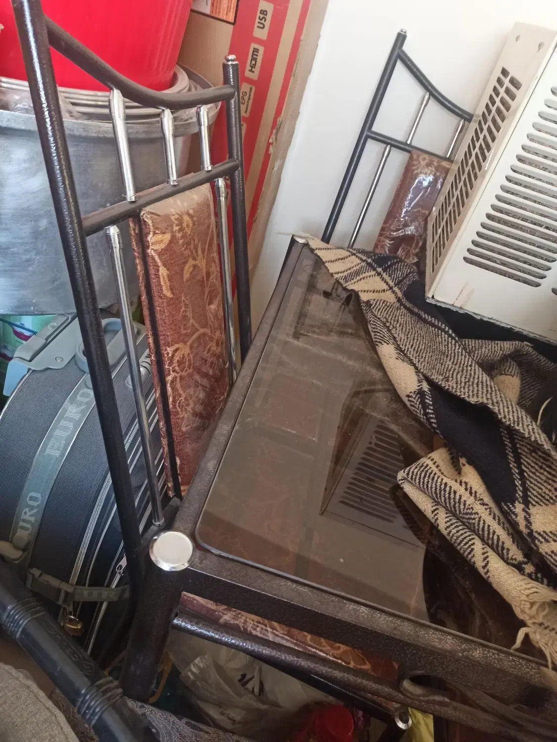 میز غذا خوری فلزی به همراه صندلی ها|میز و صندلی غذاخوری|همدان, |دیوار