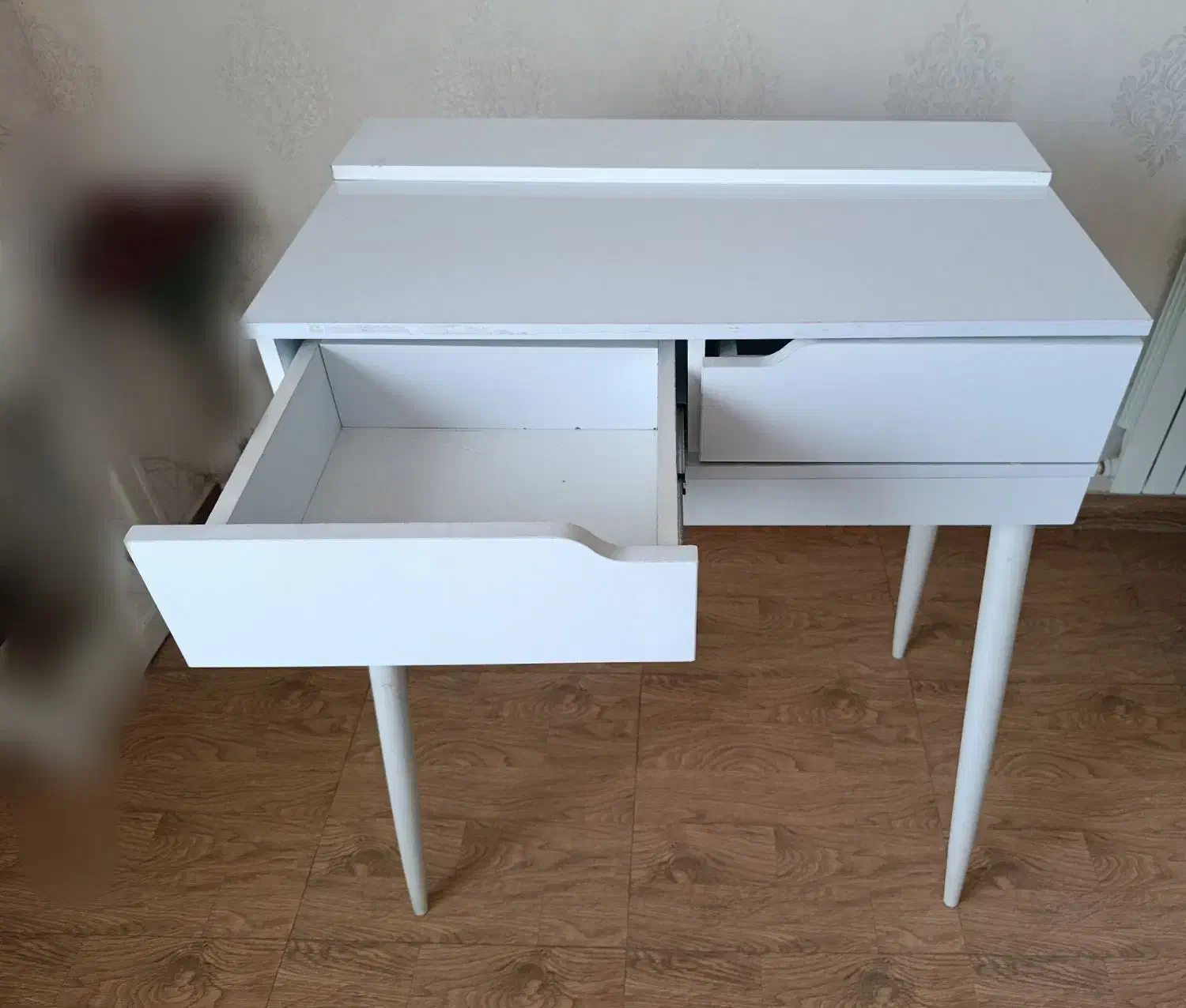 میز آرایش|تخت و سرویس خواب|خمام, |دیوار