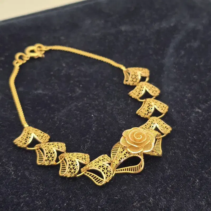 دستبند طلا|اشیا|قم, وادی السلام|دیوار