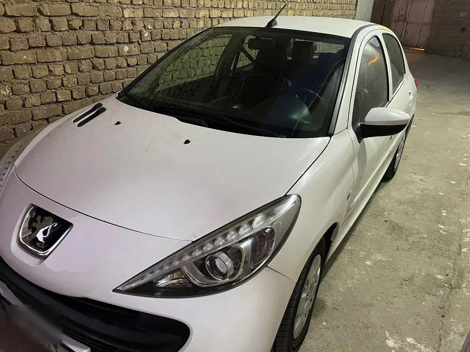 پژو۲۰۷/سفید/کم کار خانگی۱۴۰۲/مشابه صفر/سقف فلز|خودرو سواری و وانت|اصفهان, خانه اصفهان|دیوار