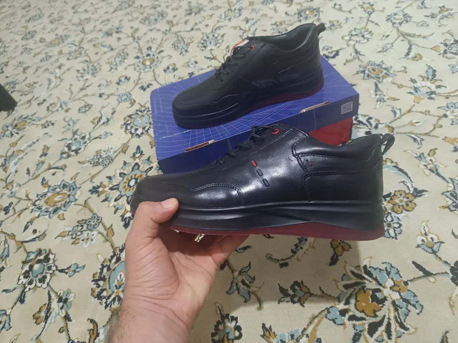 کفش چرمی|کیف، کفش، کمربند|کیش, |دیوار