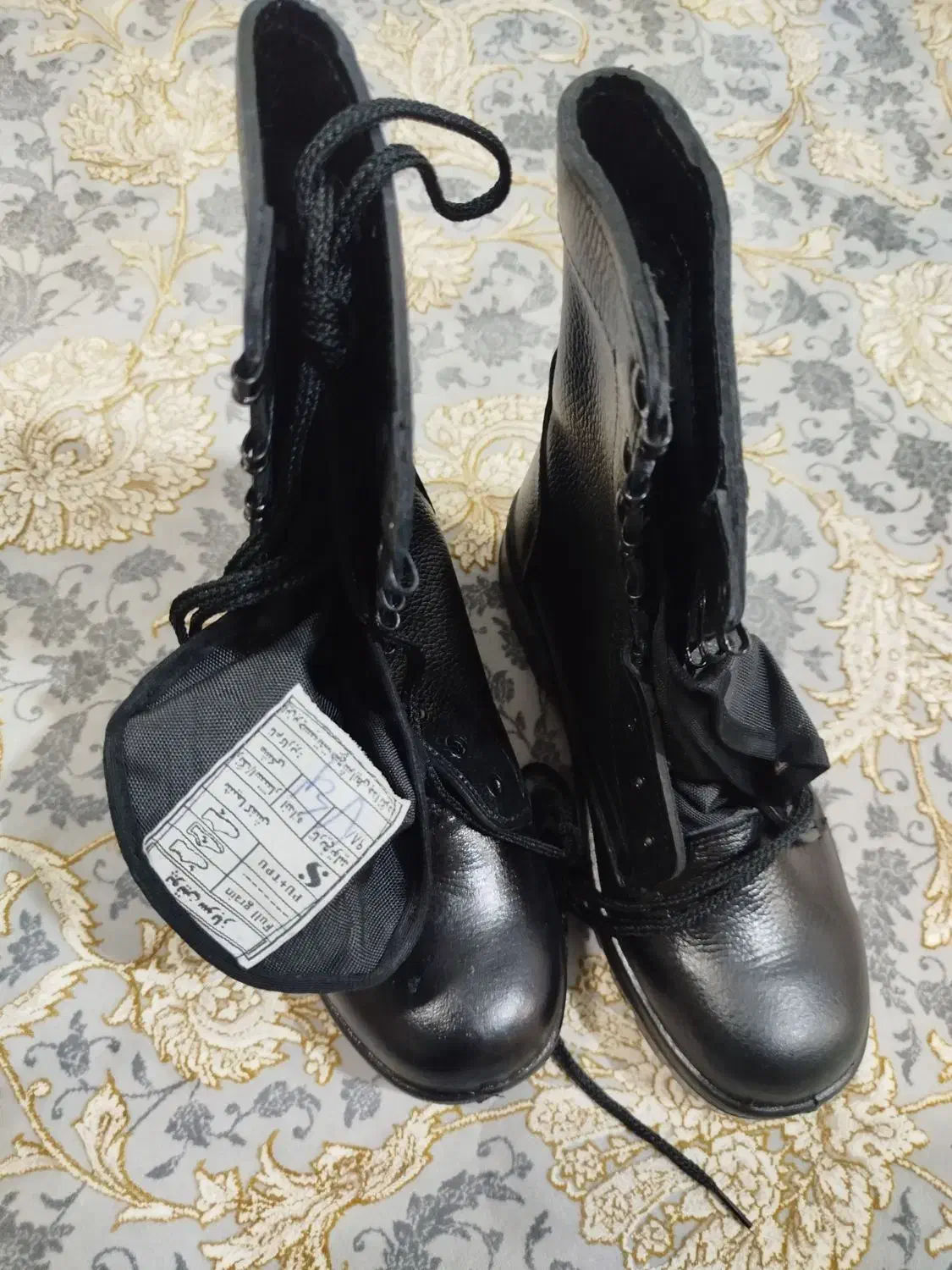 پوتین سربازی|کیف، کفش، کمربند|نجف‌آباد, قلعه سفید|دیوار