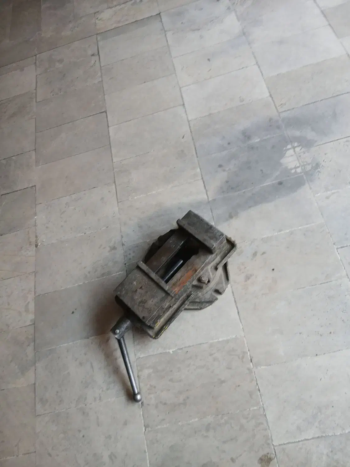 گیره سنگین تراشکاری قدیمی|ابزارآلات|اندیشه, شهرک کوثر|دیوار