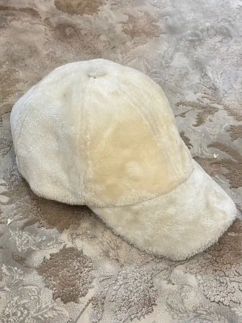 کلاه پشمی سفید|لباس|اندیشه, اندیشه فاز ۱|دیوار