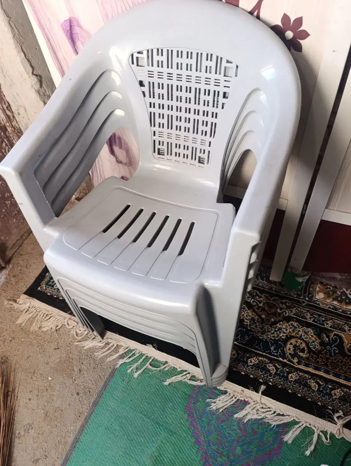 چهار عدد صندلی|صندلی و نیمکت|زاهدان, |دیوار