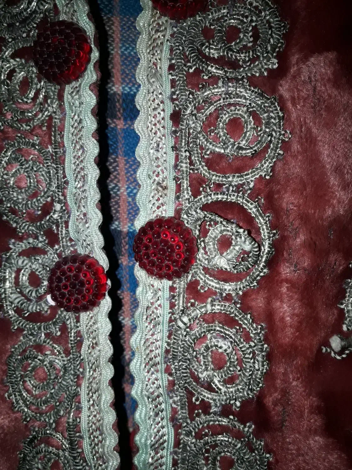 جلیقه بچگانه قدیمی|کلکسیون اشیاء عتیقه|اصفهان, درب کوشک|دیوار