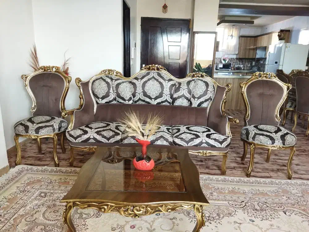 مبل ومیزنهارخوری چوب گردو کلاسیک|مبلمان خانگی و میز عسلی|شاهینشهر, فدک|دیوار