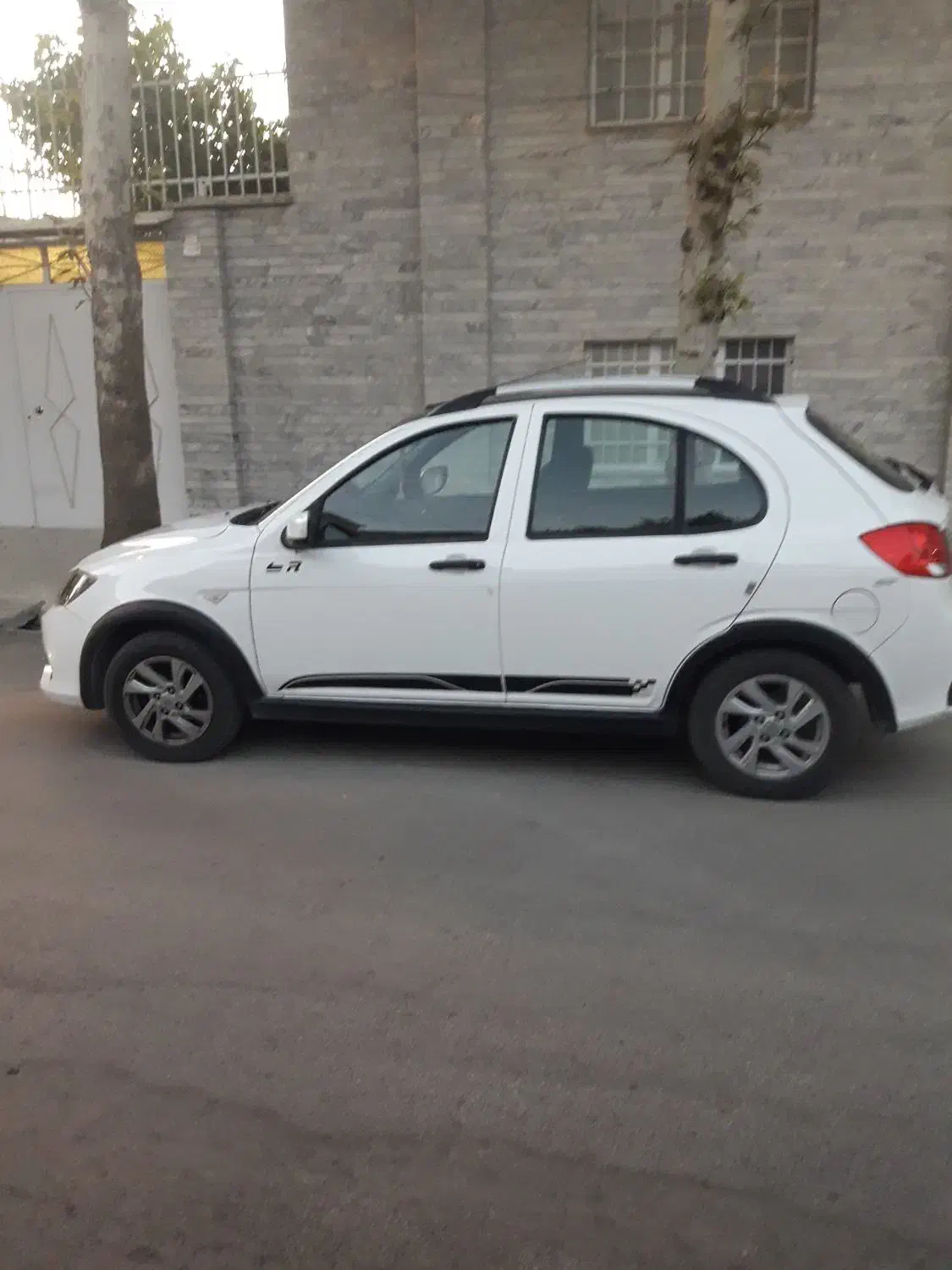 کوئیک R سفید مشکی|خودرو سواری و وانت|بروجرد, |دیوار