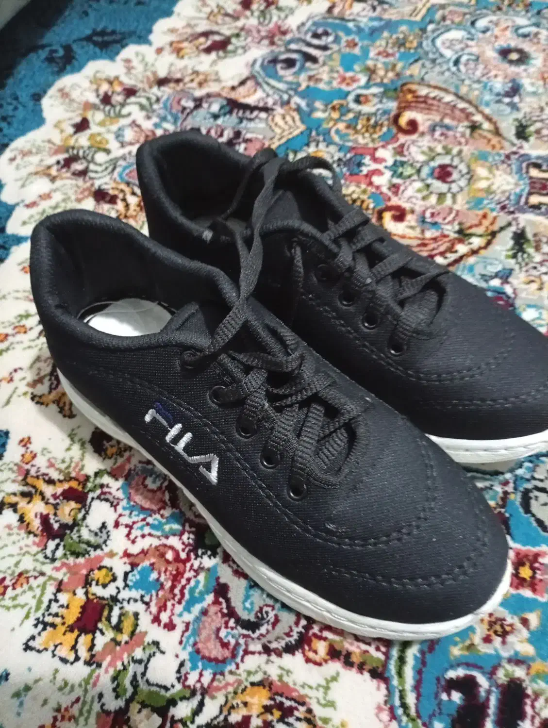 کفش|کیف، کفش، کمربند|چرام, |دیوار