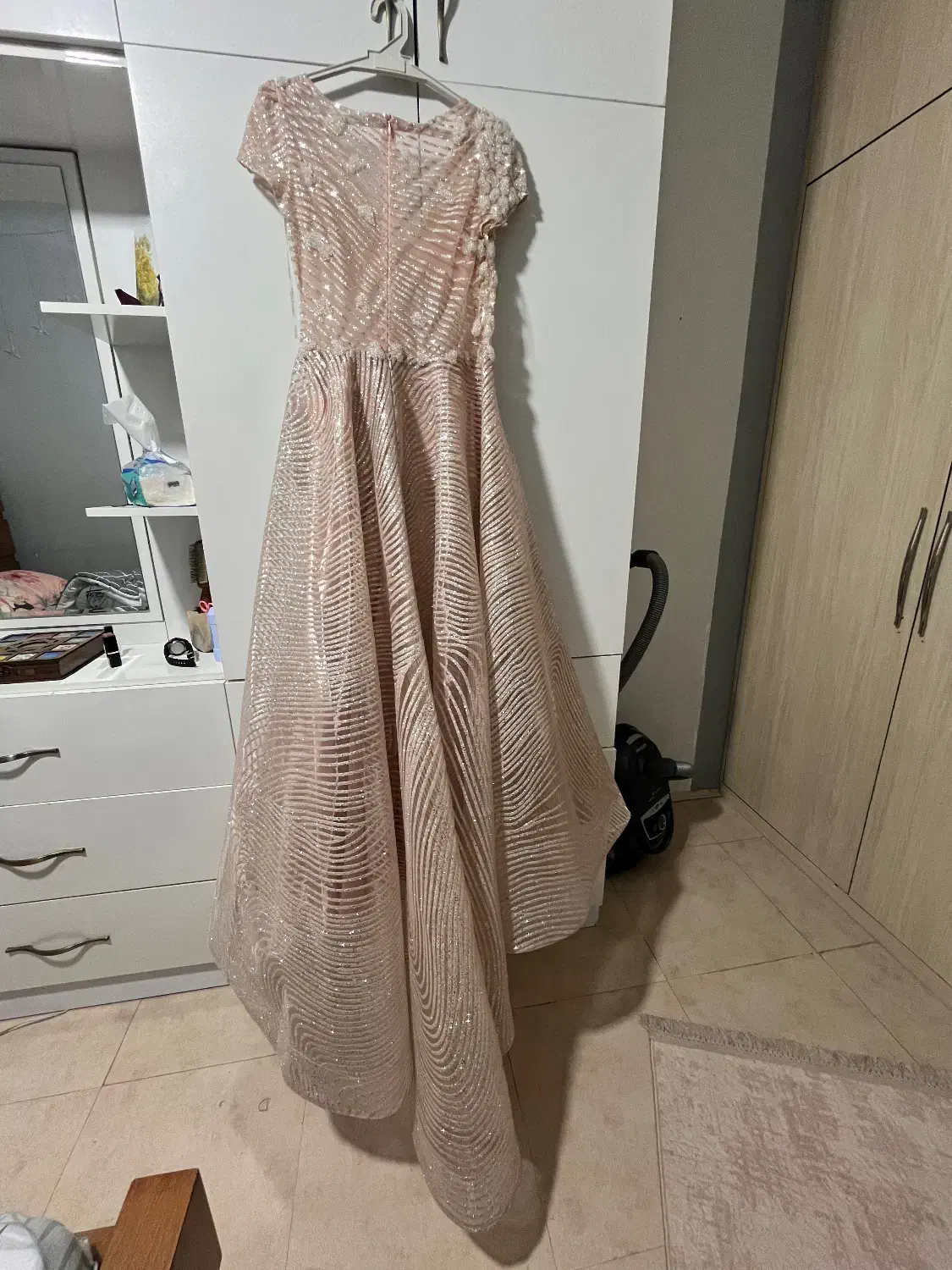 لباس شب زنانه|لباس|نیشابور, تختی|دیوار