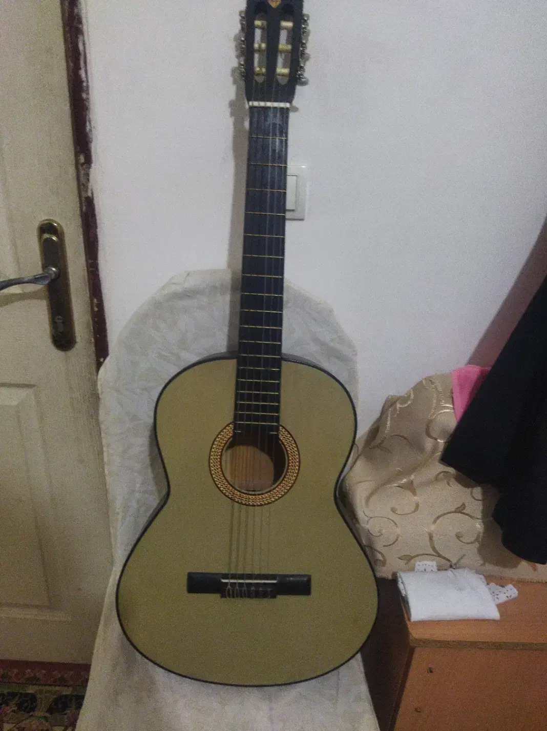 گیتار دایمند بدون خط و خش و همراه یک کتاب آموزشی|گیتار، بیس، امپلیفایر|خوی, |دیوار